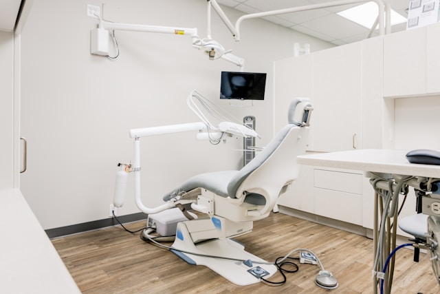 Czy dentysta z niską ceną może zapewnić wysoką jakość usług