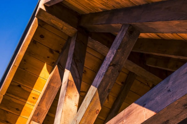 Z jakimi wyzwaniami musi mierzyć się producent drewna klejonego w dynamicznie zmieniającym się budownictwie?