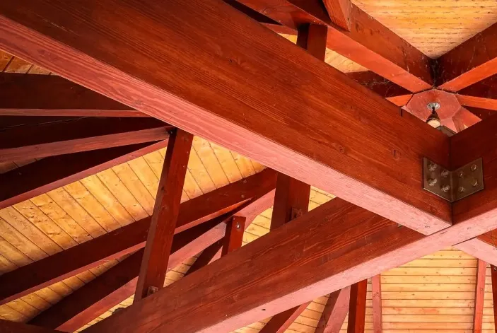 Jak producent drewna klejonego przygotowuje materiał do zastosowań w dużych i nietypowych realizacjach?