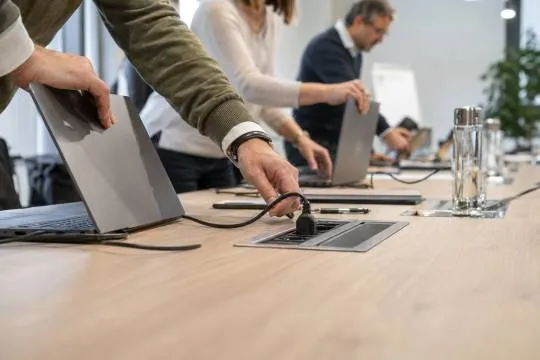 Jak baza szkoleniowa z odpowiednim oświetleniem poprawia widoczność prezentowanych materiałów?